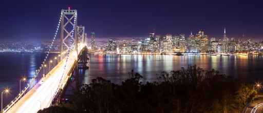 Panorama di San Francisco e Bay Bridge di notte
